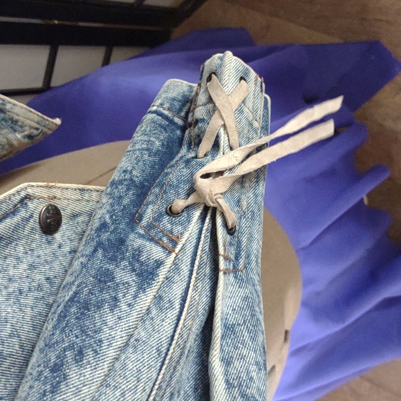 Vintage jean jacket with leather Fringe 💕 - Picture 6 of 10